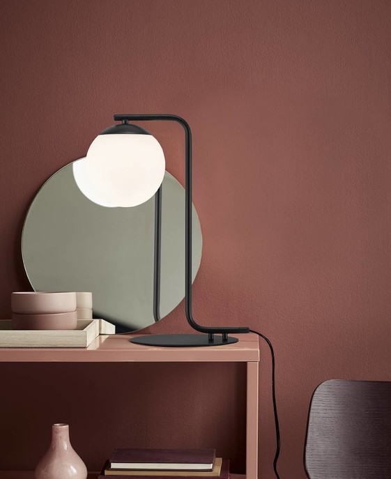 Nordlux Grant – elegantná stolová lampička. Nadčasová kombinácia skla, kovu a štýlu