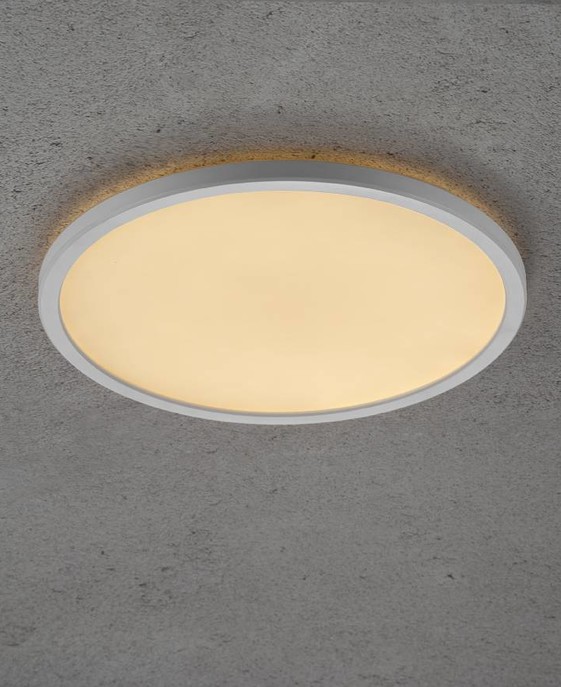 Jednoduché okrúhle stropné svietidlo Oja od Nordluxu nenásilne doplní každý priestor. K dispozícii vo dvoch veľkostiach s trojstupňovým stmievačom