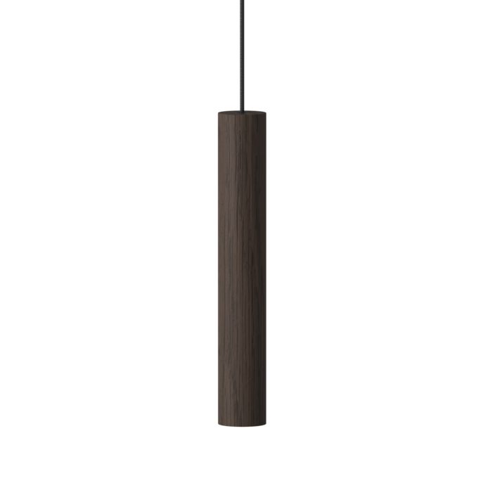 Závesná lampa UMAGE Chimes. Kombinácia svetlého alebo tmavého dreva, čiernej s čiernym textilným káblom (tmavý dub)