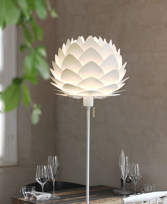 UMAGE Aluvia mini – originálna lampa. Vo dvoch veľkostiach a piatich farbách. Variabilná – závesná alebo stojacia (tienidlo pohyblivé v rozsahu 180°)