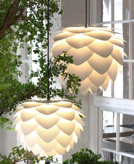 UMAGE Aluvia – originálna lampa. Vo dvoch veľkostiach a šiestich farbách. Variabilná – závesná alebo stojacia (tienidlo pohyblivé v rozsahu 180°)