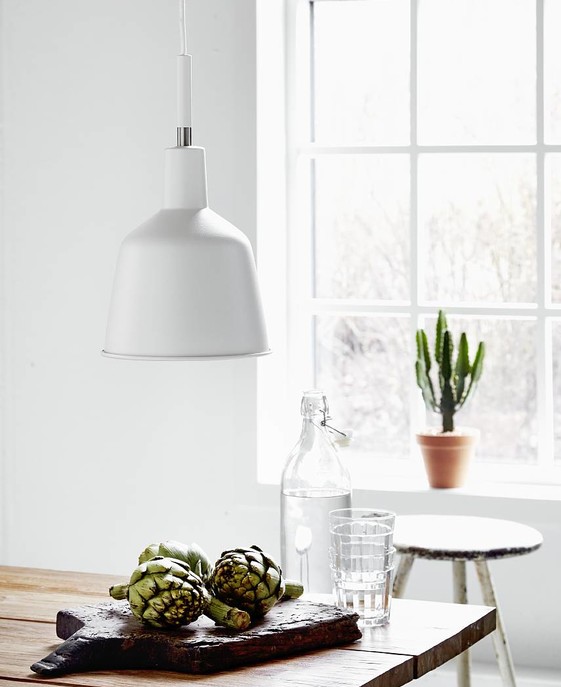 Svetlo Nordlux Patton inšpirované dielenskými lampami z 20. rokov v krémovo bielej alebo čiernej farbe