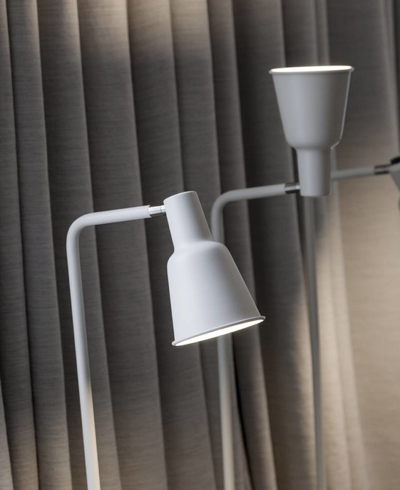Stojacia lampa Nordlux Patton vychádza zo svietidiel z 20. rokov, s pohyblivým tienidlom a otočným stmievačom vo dvoch farebných variantoch
