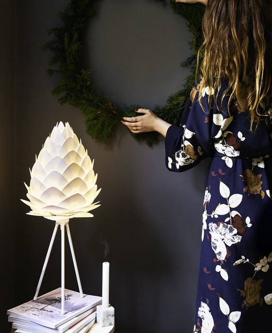 UMAGE Conia Mini – elegantné svietidlo v originálnom dizajne. Lampa v tvare borovicovej šišky do spálne, obývačky, ale aj do kaviarne. Variabilná – závesná alebo stojacia (tienidlo pohyblivé v rozsahu 180°)