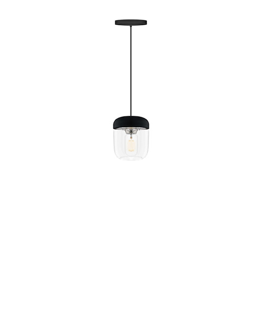 Jednoduché závesné svietidlo UMAGE Acorn. Kombinácia skla, čiernej farby a kovu (oceľ, meď alebo mosadz)