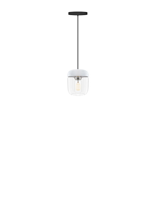 Jednoduché závesné svietidlo UMAGE Acorn. Kombinácia skla, bielej farby a kovu (oceľ, meď alebo mosadz)