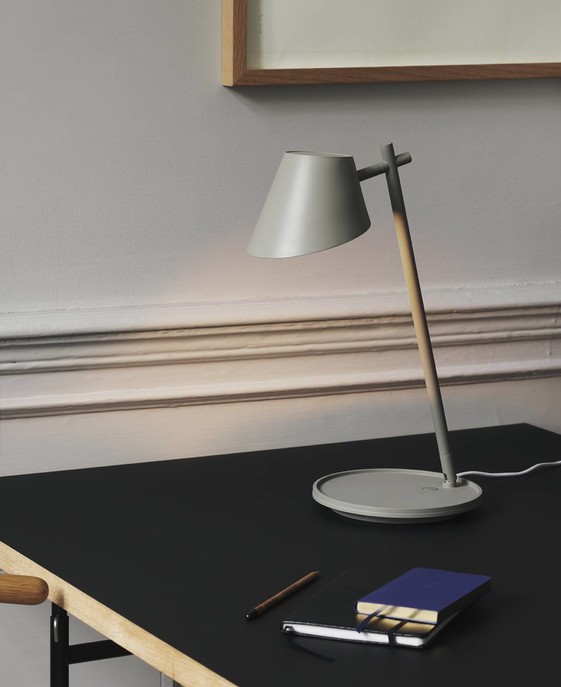 Stay od Nordluxu je multifunkčná lampička, stolová alebo nástenná, v podstavci zabudovaný USB výstup, v čiernej a sivej farbe.