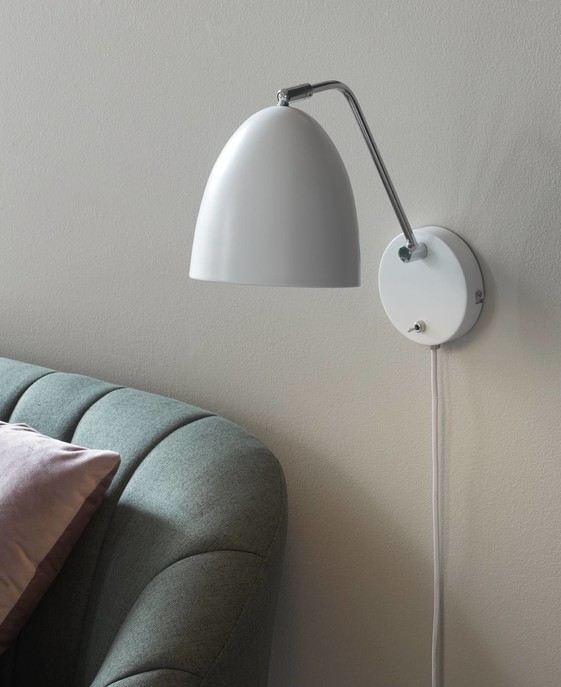 Moderná lampička v nadčasovom dizajne Alexander od Nordluxu sa hodí do bytu aj kancelárie vďaka lesklým kovovým detailom a hodvábnemu matnému povrchu.