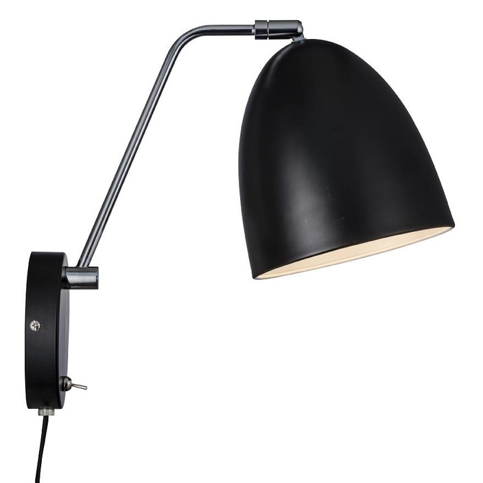 Moderná lampička v nadčasovom dizajne Alexander od Nordluxu sa hodí do bytu aj kancelárie vďaka lesklým kovovým detailom a hodvábnemu matnému povrchu. (čierna)