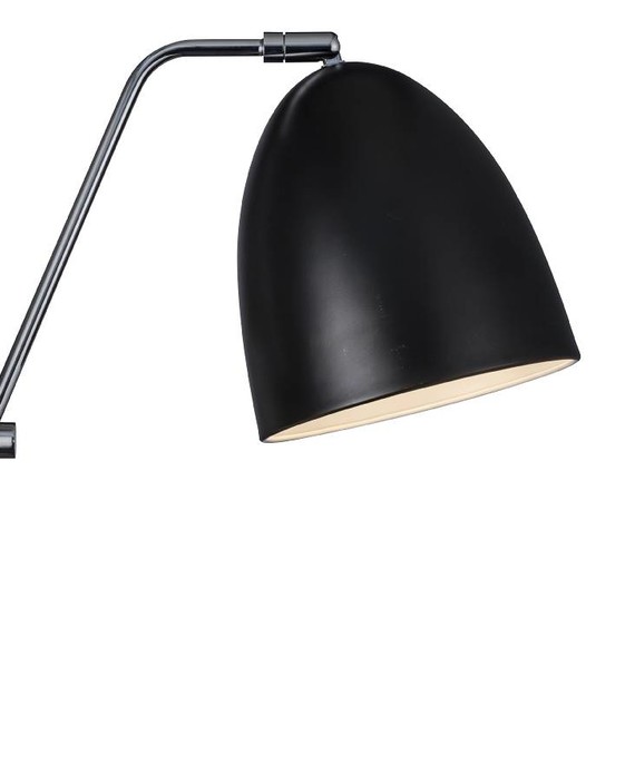 Moderná lampička v nadčasovom dizajne Alexander od Nordluxu sa hodí do bytu aj kancelárie vďaka lesklým kovovým detailom a hodvábnemu matnému povrchu.