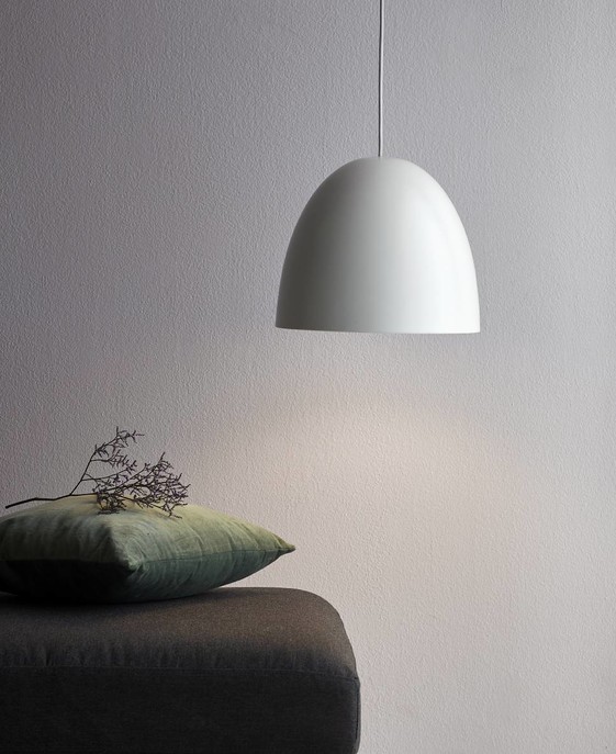 Moderné závesné svetlo v nadčasovom dizajne Alexander od Nordluxu sa hodí do bytu aj kancelárie vďaka lesklým kovovým detailom a hodvábne matnému povrchu.