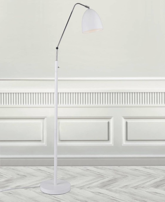 Moderná lampa v nadčasovom dizajne Alexander od Nordluxu sa hodí do bytu i kancelárie vďaka lesklým kovovým detailom a hodvábnemu matnému povrchu.