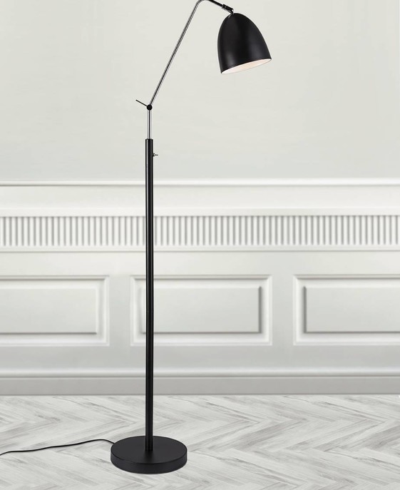 Moderná lampa v nadčasovom dizajne Alexander od Nordluxu sa hodí do bytu i kancelárie vďaka lesklým kovovým detailom a hodvábnemu matnému povrchu.