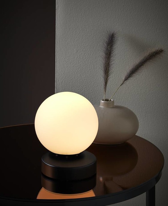 Svetlá guľa z opálového skla s minimalistickou základňou, to je Nordlux Lilly.