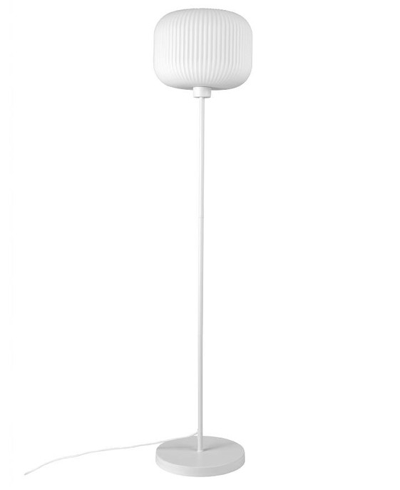 Originálnu stojaciu lampu Milford od Nordluxu z bieleho opálového skla so skladaným vzhľadom môžete mať v okrúhlej alebo podlhovastej verzii.
