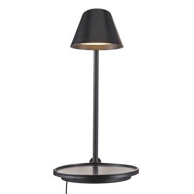 Stay od Nordluxu je multifunkčná lampička, stolová alebo nástenná, so zabudovaným výstupom USB v podstavci, v čiernej a sivej farbe.