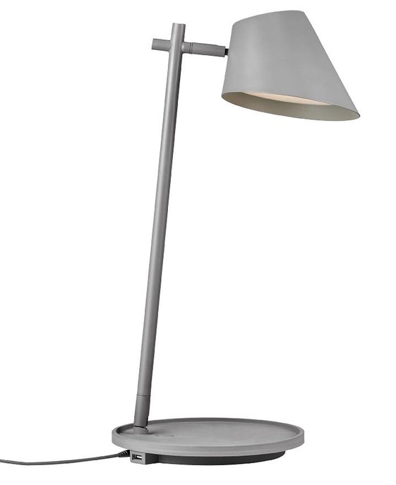 Stay od Nordluxu je multifunkčná lampička, stolová alebo nástenná, v podstavci zabudovaný USB výstup, v čiernej a sivej farbe.